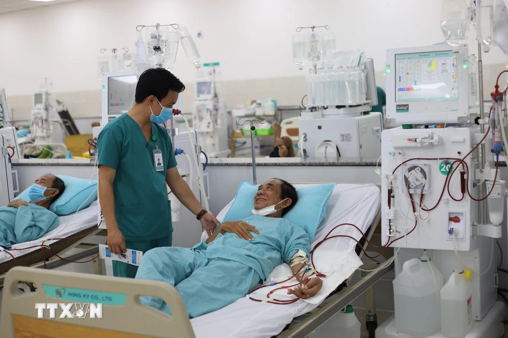 Bệnh viện Đa khoa Hồng Hưng (Tây Ninh) trang bị các thiết bị lọc thận nhân tạo hiện đại thu hút nhiều bệnh nhân đến điều trị. (Ảnh: Lê Đức Hoảnh/TTXVN)