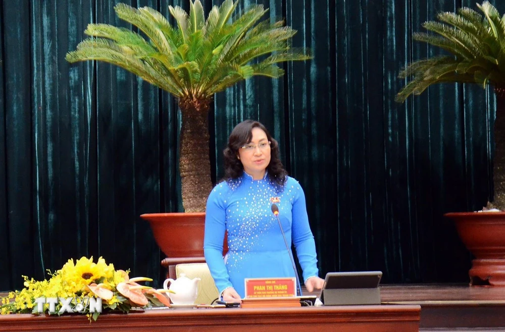 Bà Phan Thị Thắng, Phó Chủ tịch Hội đồng Nhân dân Thành phố Hồ Chí Minh điều hành phiên thảo luận tại Hội trường. (Ảnh: Xuân Khu/TTXVN)