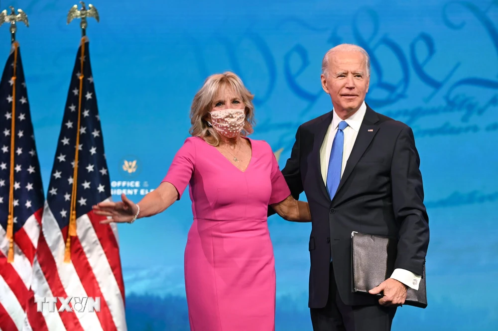 Tổng thống đắc cử Mỹ Joe Biden (phải) cùng phu nhân sau khi kết quả bầu cử Tổng thống và Phó Tổng thống Mỹ do các đại cử tri bỏ phiếu được công bố, tại Wilmington, Delaware ngày 14/12/2020. (Ảnh: AFP/TTXVN)
