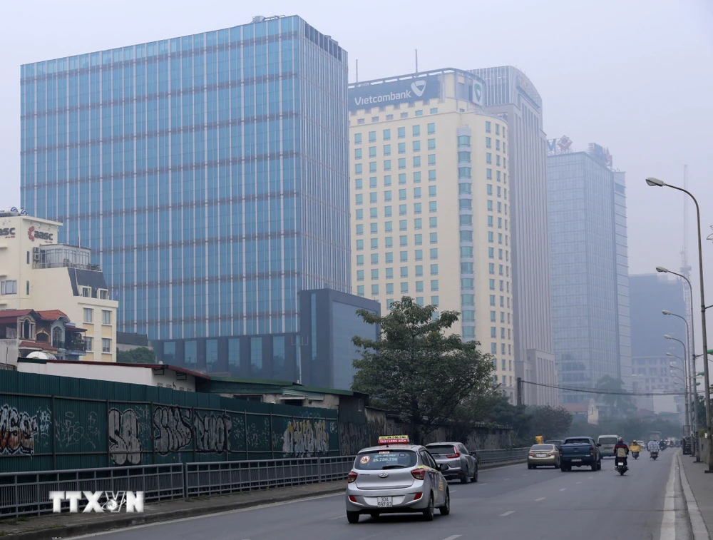 Các tòa nhà cao tầng chìm trong làn sương mờ nhìn từ đường Trần Nhật Duật. (Ảnh: Hoàng Hiếu/TTXVN)