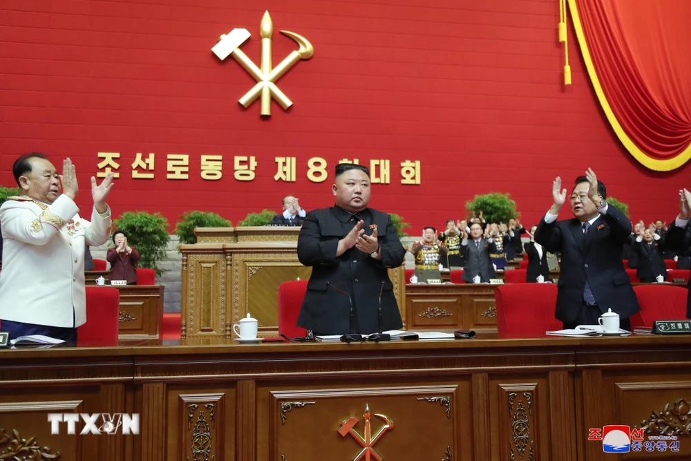 Nhà lãnh đạo Kim Jong-un (giữa) được bầu làm Tổng Bí thư tại Đại hội đại biểu toàn quốc lần thứ VIII của đảng Lao động Triều Tiên, diễn ra ở Bình Nhưỡng ngày 11/1/2021. (Ảnh: Yonhap/TTXVN)
