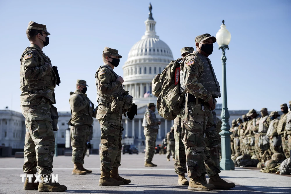 Binh sỹ vệ binh quốc gia gác tại khu vực tòa nhà Quốc hội Mỹ ở Washington, D.C., ngày 14/1/2021. (Ảnh: THX/TTXVN)