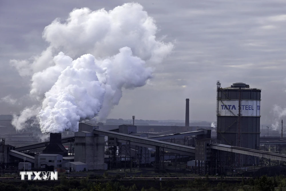 Khí thải phát ra từ một nhà máy ở Scunthorpe, Anh. (Ảnh: AFP/TTXVN)