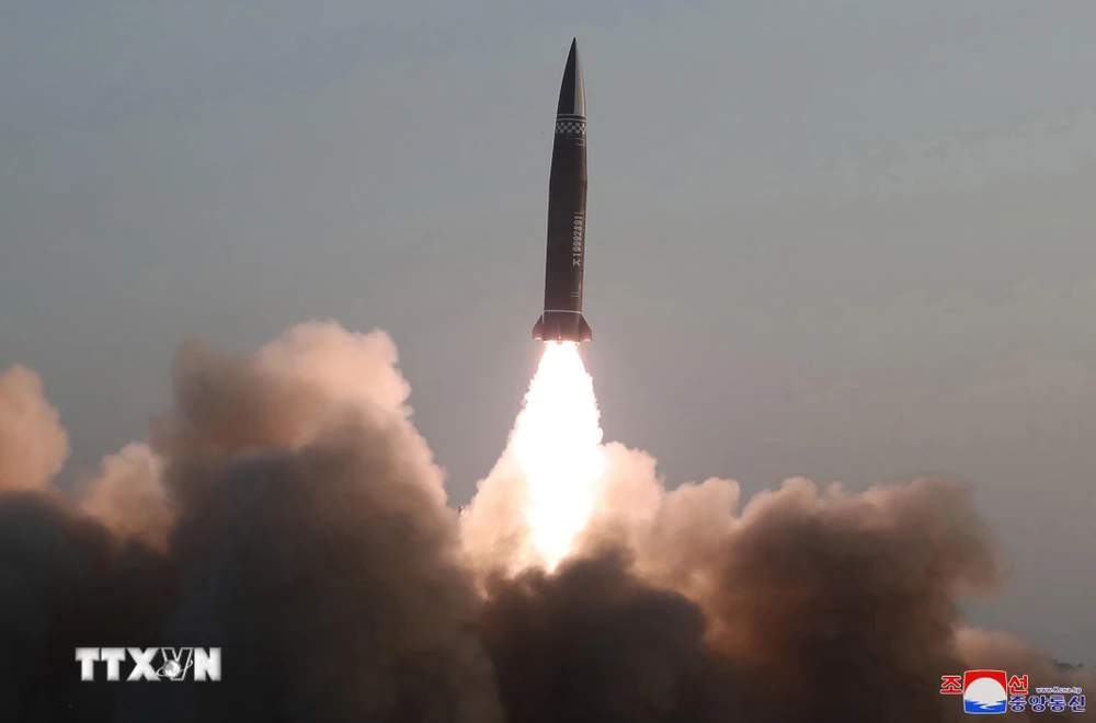 Một tên lửa đạn đạo chiến thuật kiểu mới được phóng thử từ thị trấn Hamju, tỉnh Nam Hamgyong của Triều Tiên ngày 25/3/2021. (Ảnh: Yonhap/TTXVN)