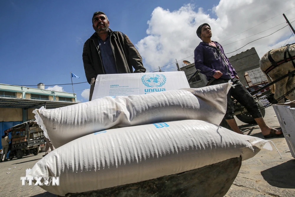 Người dân Palestine nhận hàng viện trợ từ UNRWA, tại Dải Gaza ngày 9/3/2020. (Ảnh: AFP/TTXVN)