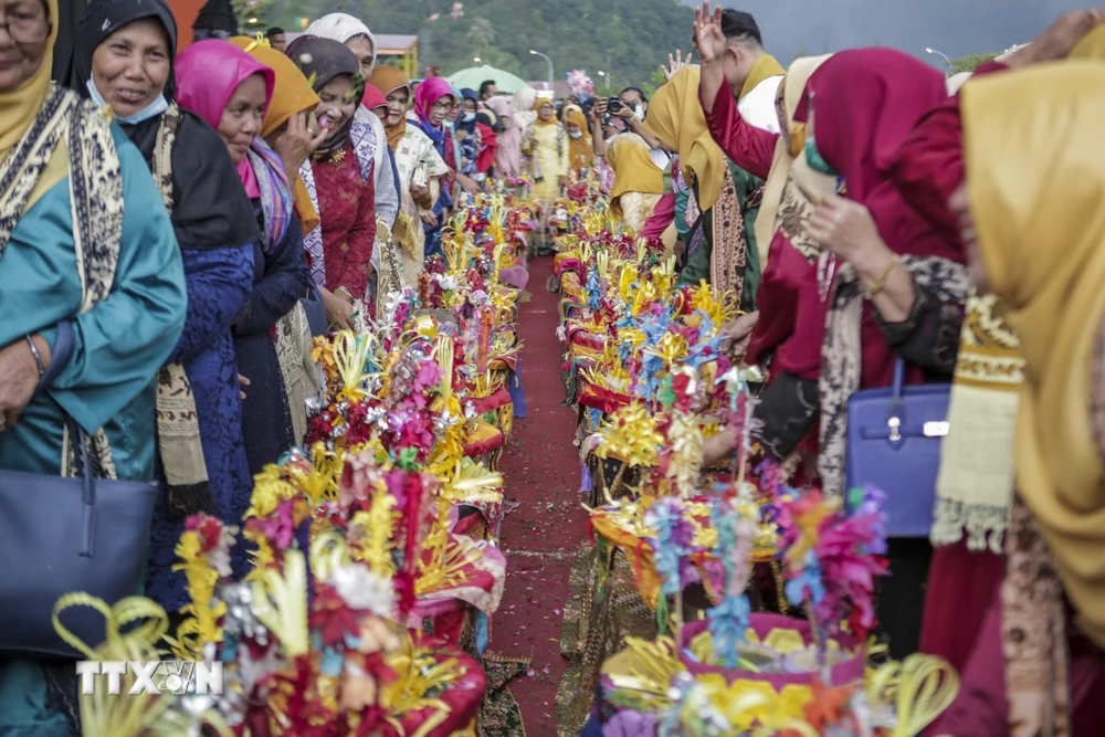 Người dân tham gia một buổi lễ truyền thống chuẩn bị cho tháng lễ Ramadan tại làng Painan, Tây Sumatra, Indonesia, ngày 12/4/2021. (Ảnh: THX/TTXVN)