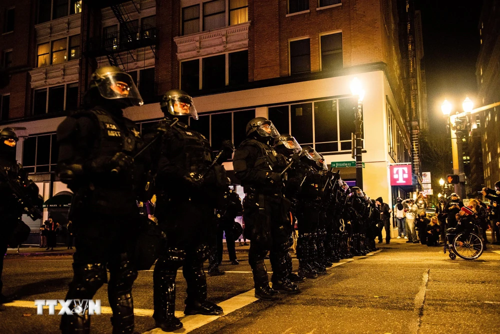 Cảnh sát triển khai tăng cường an ninh tại Portland, bang Oregon, Mỹ. (Ảnh: AFP/TTXVN)