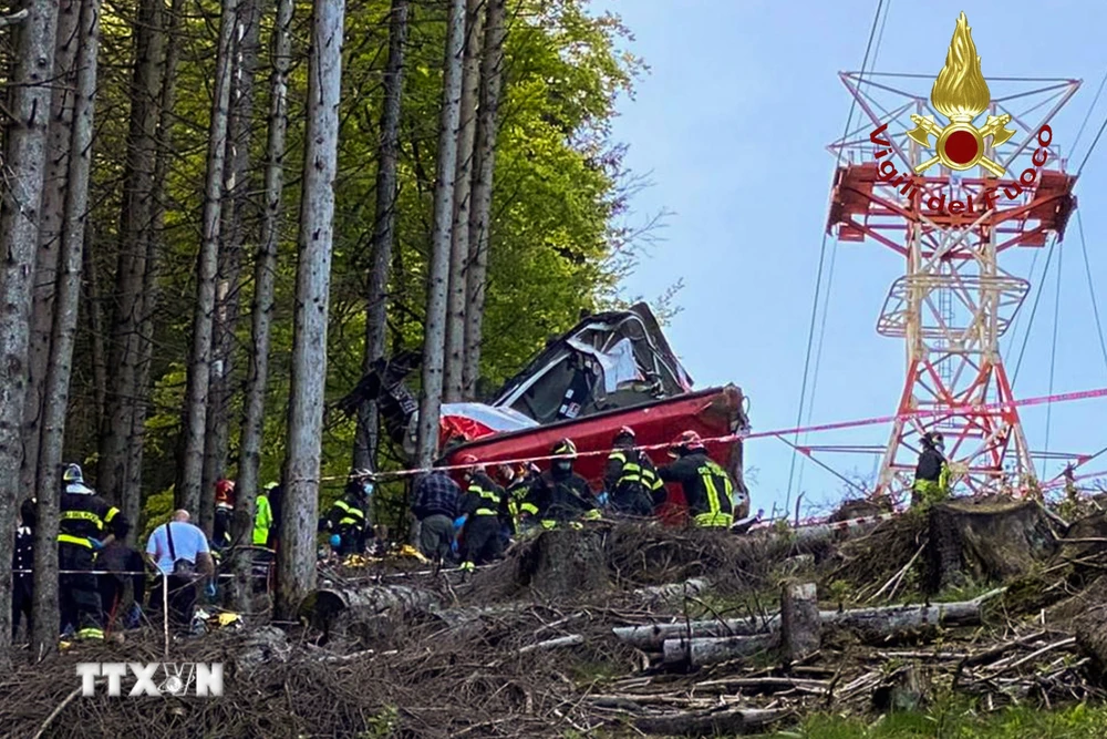 Hiện trường vụ rơi cáp treo ở thị trấn Stresa, vùng Piedmont, Italy, ngày 23/5/2021. (Ảnh: AFP/TTXVN)