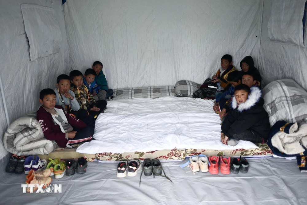 Trẻ em được sơ tán tới các khu lều tạm sau trận động đất ở Thanh Hải, Trung Quốc, ngày 22/5/2021. (Ảnh: THX/TTXVN)