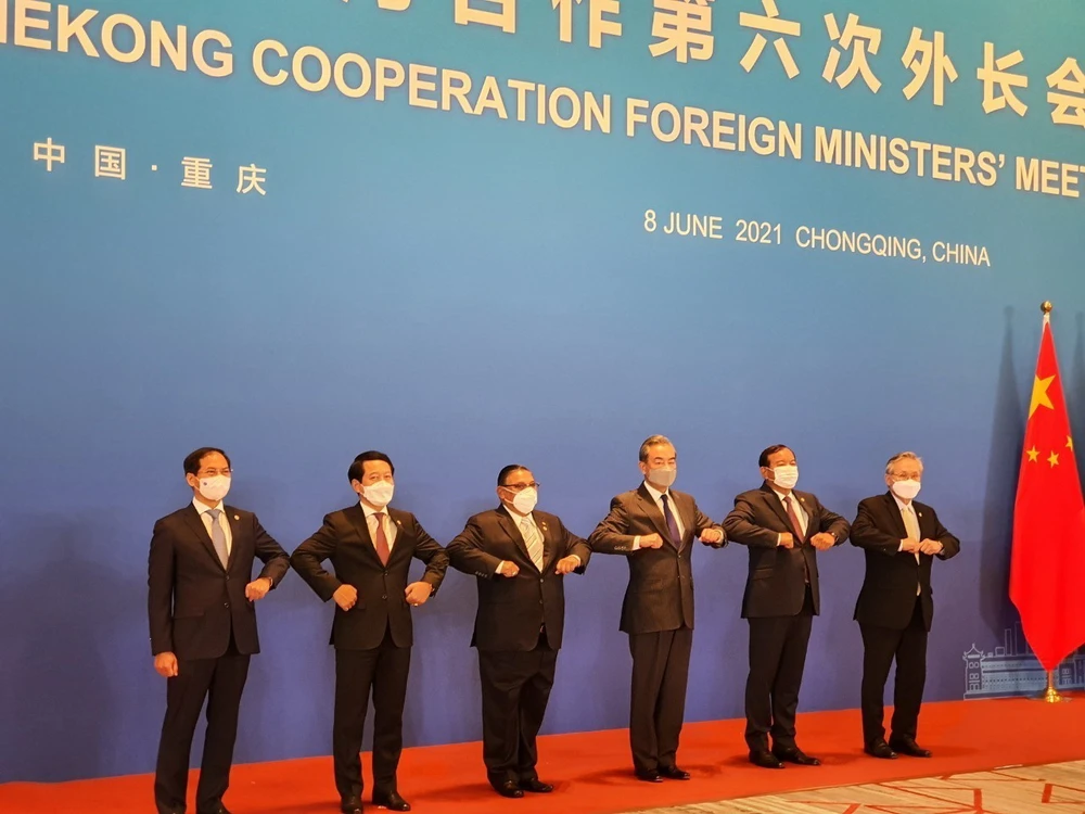 Bộ trưởng Ngoại giao Bùi Thanh Sơn (ngoài cùng bên trái) chụp ảnh chung cùng với Bộ trưởng ngoại giao các nước tham dự Hội nghị Bộ trưởng Mekong-Lan Thương lần thứ 6. (Ảnh: TTXVN phát)