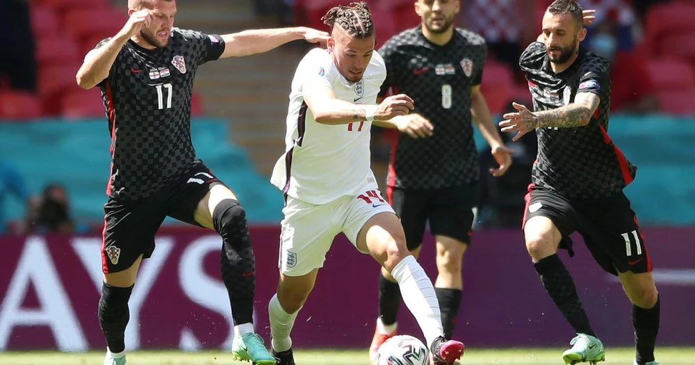 Kalvin Phillips (áo trắng) trong trận gặp Croatia. (Nguồn: football365.com)