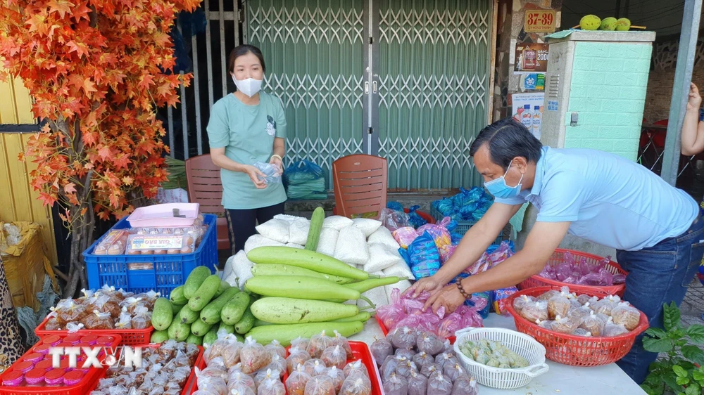 Một ''chợ 0 đồng'' tại phường Cái Khế, quận Ninh Kiều (Cần Thơ). (Ảnh: Ánh Tuyết/TTXVN)