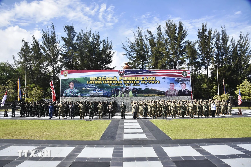 Binh sỹ quân đội Indonesia và quân đội Mỹ tham gia cuộc tập trận chung mang tên “Lá chắn Garuda” tại Kalimantan, Indonesia, ngày 4/8. (Ảnh: AFP/TTXVN)