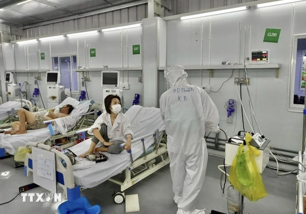 Bên trong phòng cấp cứu bệnh nhân COVID-19 nặng của Trung tâm Hồi sức Tích cực COVID-19 bệnh viện Việt Đức tại Bệnh viện Dã chiến 13 (huyện Bình Chánh, Thành phố Hồ Chí Minh). (Ảnh: TTXVN phát)