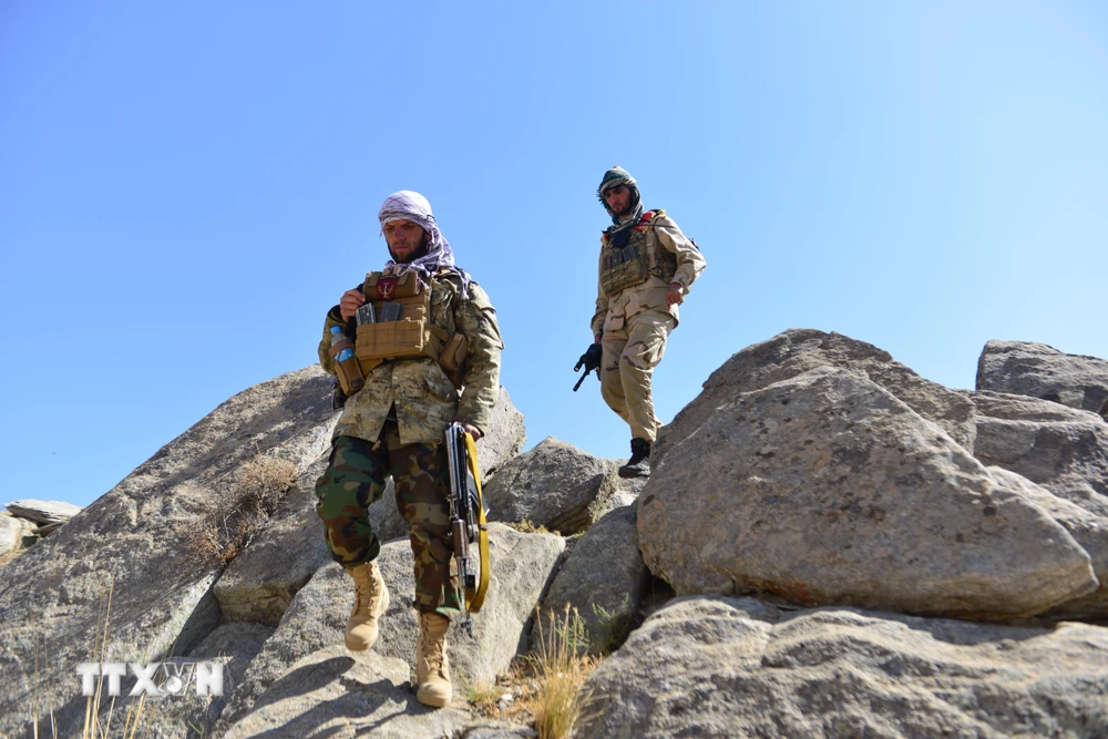 Các thành viên Lực lượng Mặt trận Kháng chiến Quốc gia (NRF) tuần tra ở huyện Anaba, tỉnh Panjshir, Afghanistan ngày 1/9. (Ảnh: THX/TTXVN)
