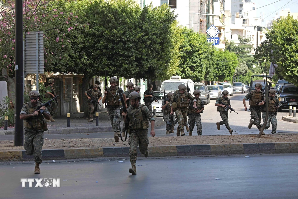 Binh sỹ Liban được triển khai tới hiện trường vụ đấu súng tại khu vực Tayouneh ở thủ đô Beirut ngày 14/10. (Ảnh: AFP/TTXVN)