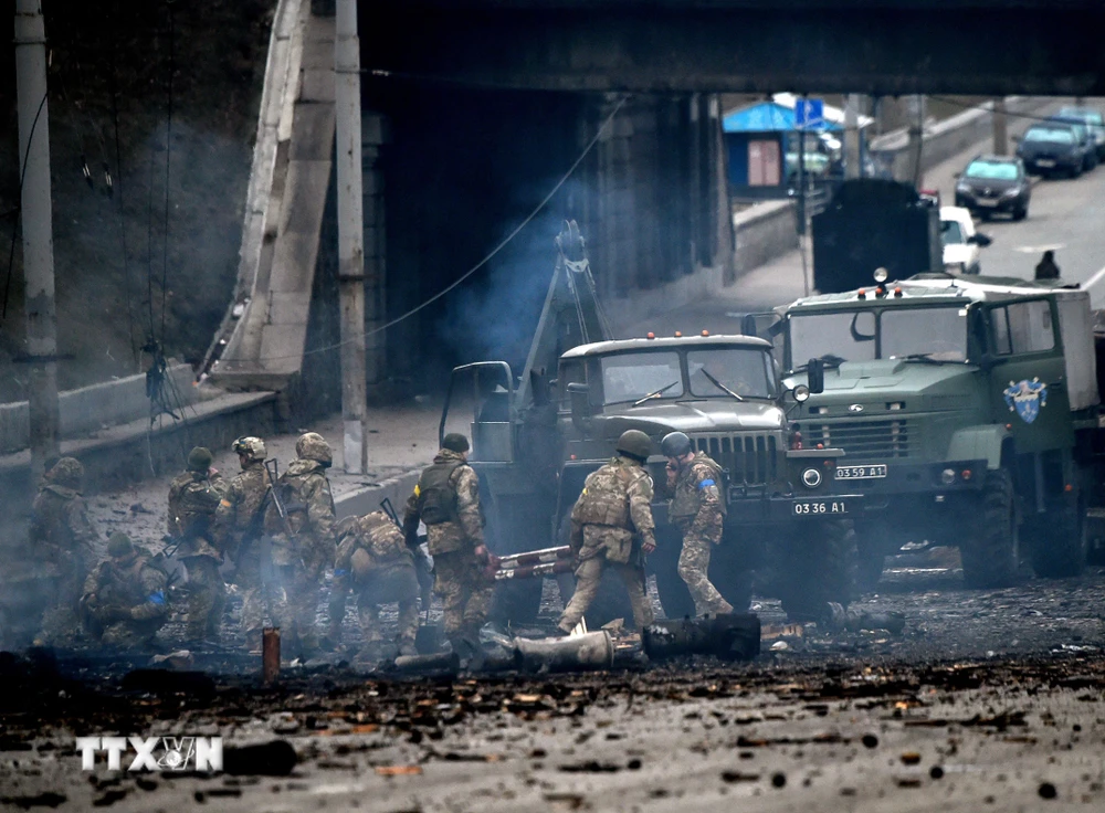 Binh sỹ Ukraine tại khu vực giao tranh với lực lượng Nga ở thủ đô Kiev, ngày 26/2. (Ảnh: AFP/TTXVN)