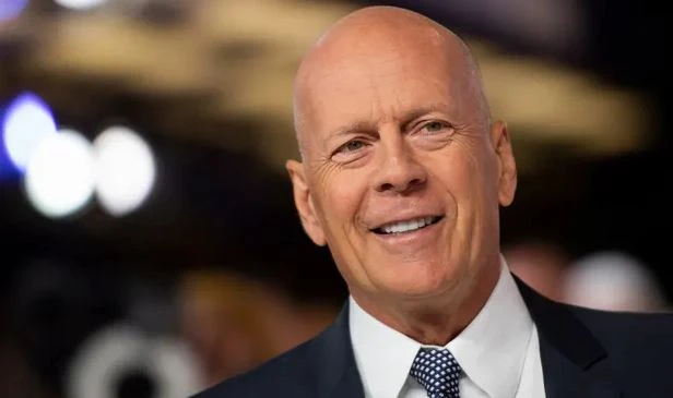 Tài tử Bruce Willis giải nghệ ở tuổi 67 vì mắc chứng mất ngôn ngữ |  Vietnam+ (VietnamPlus)