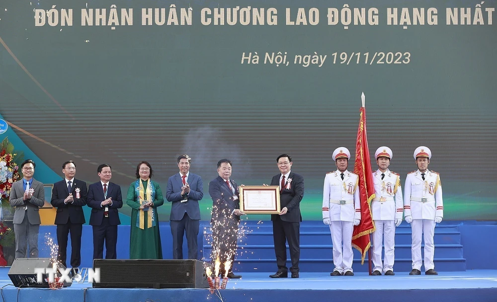 Thừa ủy quyền Chủ tịch nước, Chủ tịch Quốc hội Vương Đình Huệ trao Huân chương Lao động hạng Nhất cho Học viện Tài chính. (Ảnh: Doãn Tấn/TTXVN)