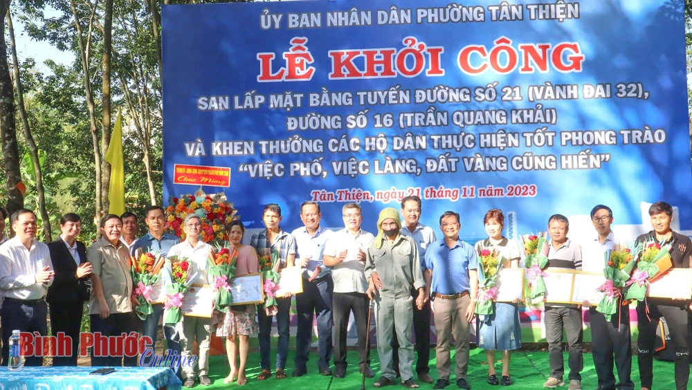 Lãnh đạo thành phố Đồng Xoài và lãnh đạo phường Tân Thiện trao Giấy khen, tặng hoa tuyên dương các hộ dân tiêu biểu. (Nguồn: báo Bình Phước)