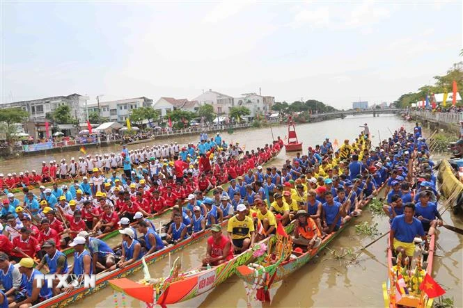 Giải đua Ghe ngo tỉnh Trà Vinh mừng Lễ hội Ok Om Bok năm 2022. (Ảnh: Phúc Sơn/TTXVN)