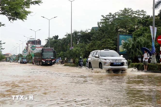 Nhiều tuyến đường ở thành phố Huế bị ngập trong nước do mưa lớn. (Ảnh: Đỗ Trưởng/TTXVN)