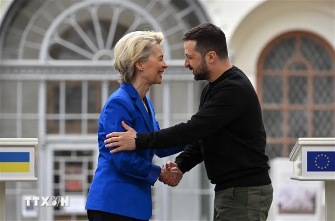 Tổng thống Ukraine Volodymyr Zelensky (phải) và Chủ tịch Ủy ban châu Âu Ursula von der Leyen tại cuộc gặp ở Kiev ngày 9/5. (Ảnh: AFP/ TTXVN)