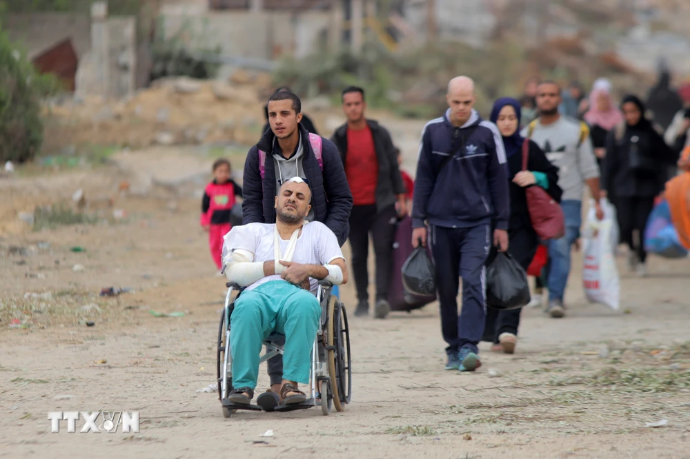 Người dân Palestine sơ tán tránh bạo lực xuống phía Nam thành phố Gaza trong thời gian thỏa thuận ngừng bắn có hiệu lực, ngày 25/11. (Ảnh: THX/TTXVN)