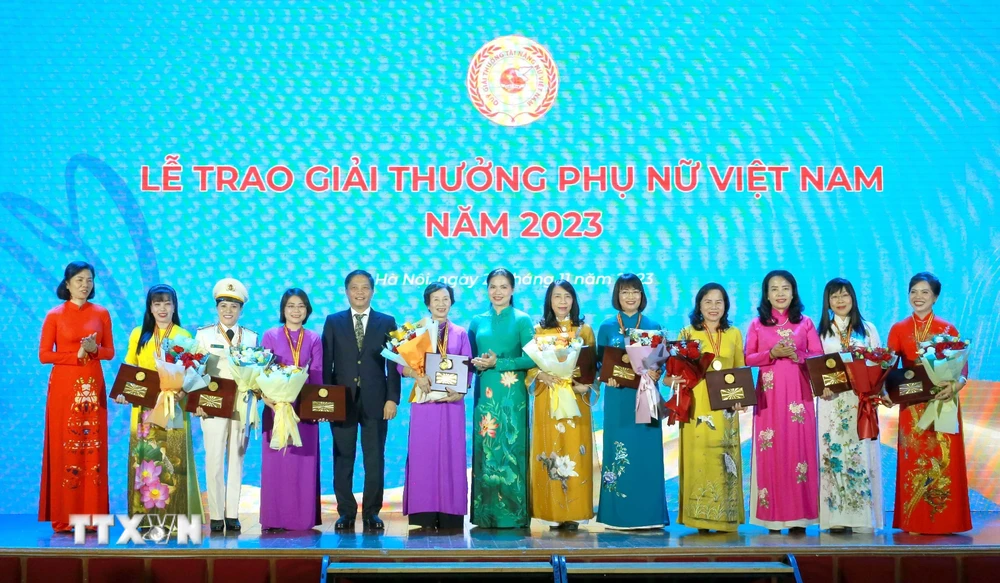 Trưởng ban Kinh tế Trung ương Trần Tuấn Anh và Chủ tịch Hội Liên hiệp Phụ nữ Việt Nam trao Giải thưởng Phụ nữ Việt Nam năm 2023. (Ảnh: Phương Hoa/TTXVN)
