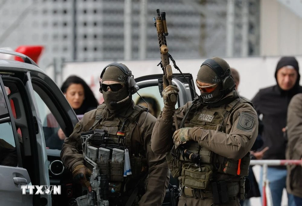 Cảnh sát Đức triển khai tăng cường an ninh tại thủ đô Berlin. (Ảnh: AFP/ TTXVN)