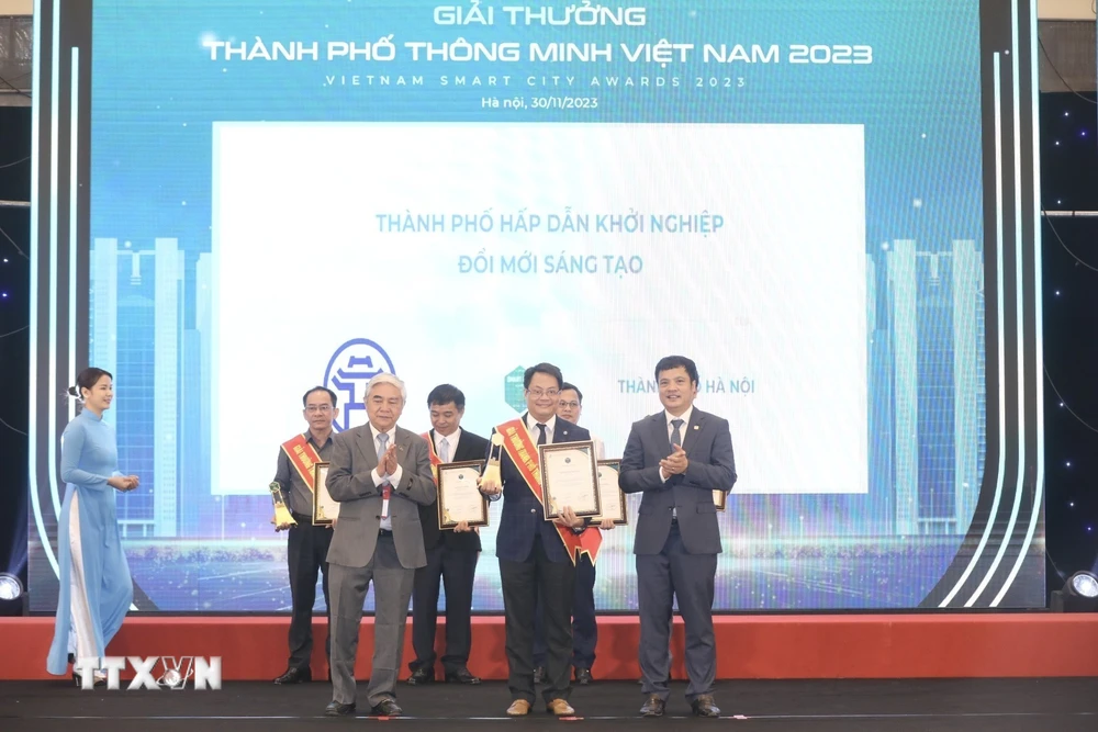 Ban tổ chức trao giải Thành phố Hấp dẫn Khởi nghiệp, Đổi mới Sáng tạo cho Thành phố Hà Nội. (Ảnh: Minh Quyết/TTXVN)
