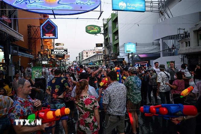Người dân và du khách tham gia Lễ hội Té nước Songkran tại Bangkok, Thái Lan,. (Ảnh: AFP/TTXVN)