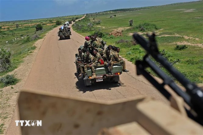 Binh sỹ Somalia tuần tra tại khu vực Sanguuni, cách thủ đô Mogadishu 450km về phía Nam. (Ảnh: AFP/TTXVN)