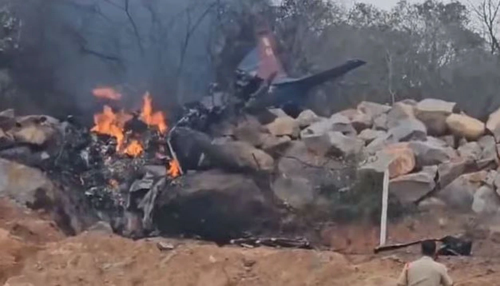 Máy bay bốc cháy ngay sau khi rơi xuống đất.. (Nguồn: Screengrab/X)