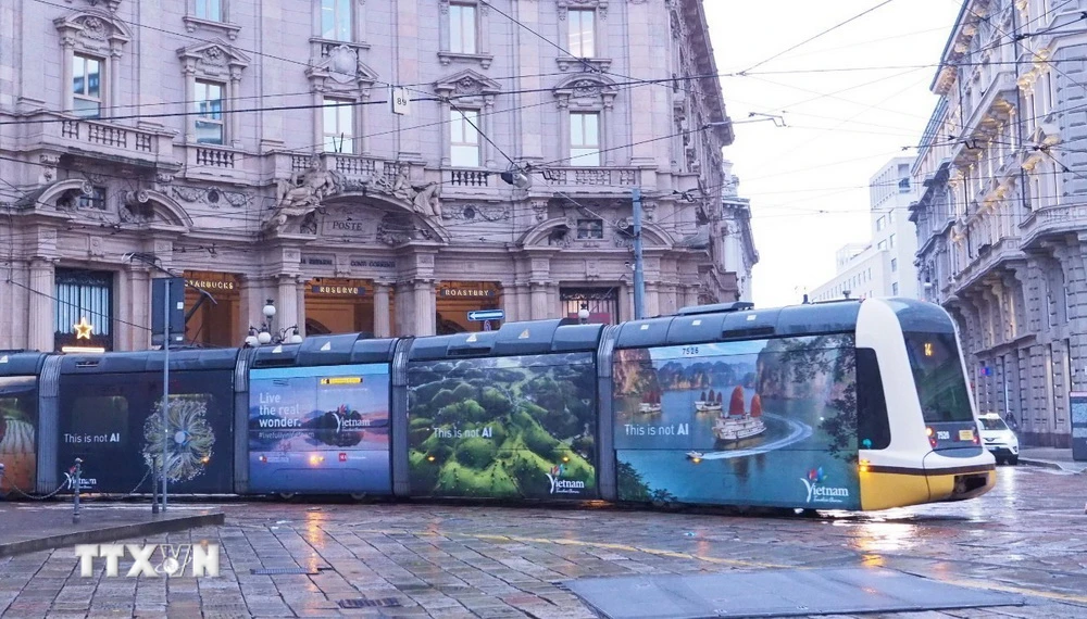 Tàu điện mang hình ảnh Việt Nam tại Milan. (Ảnh: Thanh Hải/TTXVN)