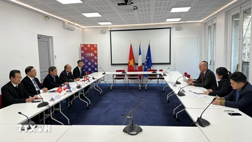 Quang cảnh buổi làm việc giữa lãnh đạo của ba tỉnh Quảng Bình, Nam Định và An Giang với lãnh đạo Nghiệp đoàn các Doanh nghiệp của Pháp tại trụ sở MEDEF International. (Ảnh: Thu Hà/TTXVN)