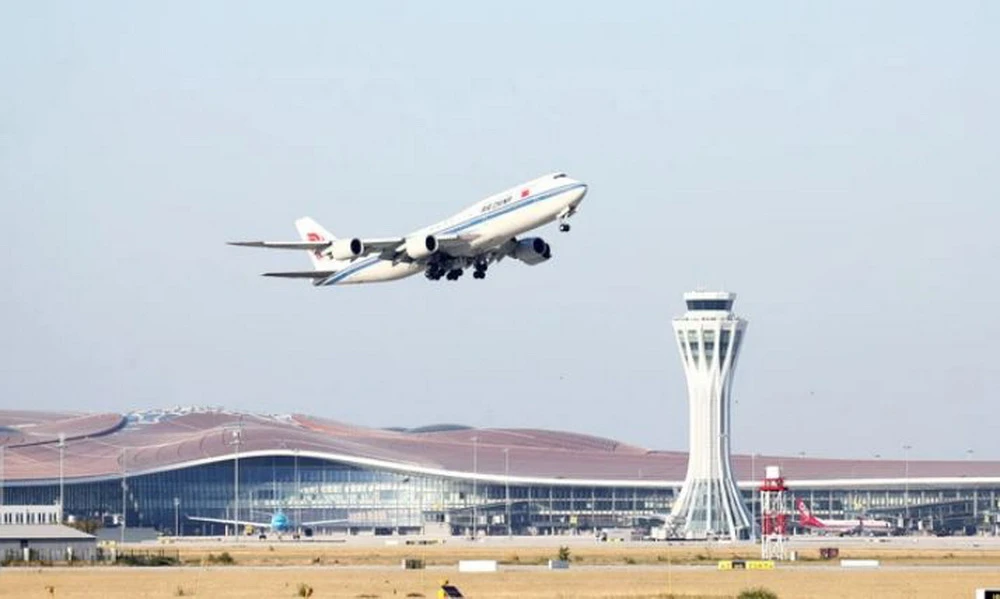 Một chiếc máy bay của Air China cất cánh từ sân bay quốc tế Đại Hưng Bắc Kinh. (Ảnh: China Daily)