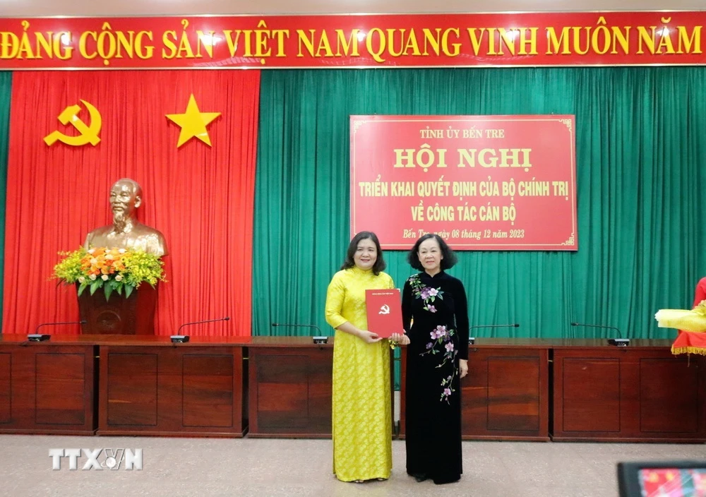 Thường trực Ban Bí thư Trương Thị Mai trao quyết định cho bà Hồ Thị Hoàng Yến. (Ảnh: Chương Đài/TTXVN)