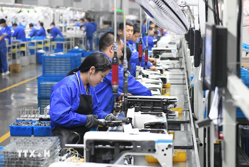 Công nhân làm việc tại Nhà máy Jack Sewing Machine ở tỉnh Chiết Giang, Trung Quốc. (Ảnh: THX/TTXVN)