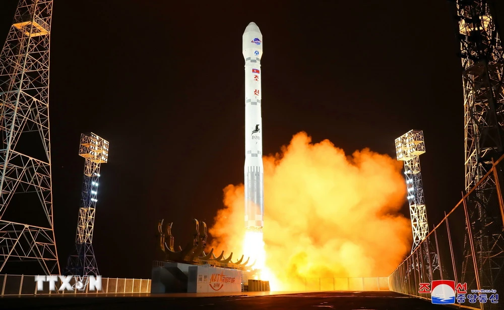 Triều Tiên đã phóng thành công tên lửa đẩy mới Chollima-1, đưa vệ tinh trinh sát Malligyong-1 vào quỹ đạo. (Ảnh: Yonhap/TTXVN)