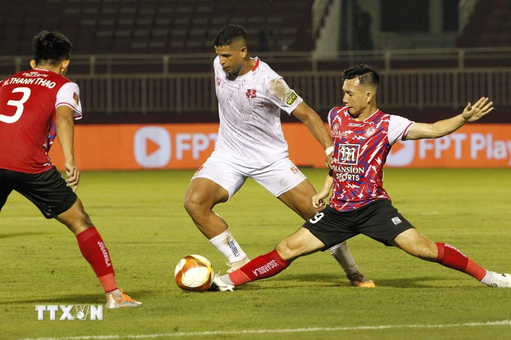 Pha tranh bóng giữa các cầu thủ Câu lạc bộ Thành phố Hồ Chí Minh (áo đỏ) và Câu lạc bộ Hải Phòng (áo trắng). (Ảnh: Thanh Vũ/TTXVN)