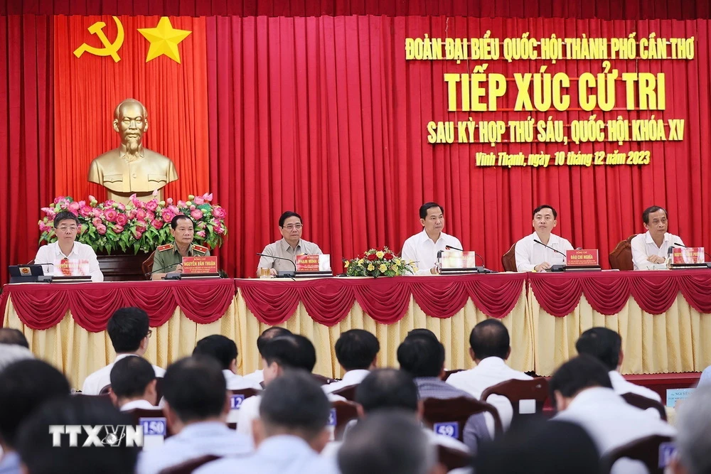 Thủ tướng Phạm Minh Chính và Đoàn Đại biểu Quốc hội thành phố Cần Thơ tiếp xúc cử tri huyện Vĩnh Thạnh. (Ảnh: Dương Giang/TTXVN)