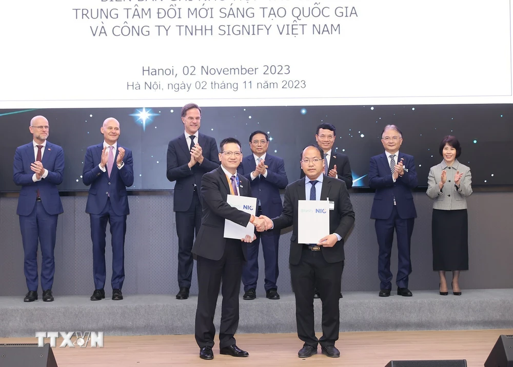 Thủ tướng Phạm Minh Chính và Thủ tướng Hà Lan Mark Rutte chứng kiến lễ trao văn kiện hợp tác giữa doanh nghiệp Việt Nam-Hà Lan. (Ảnh: Dương Giang/TTXVN)