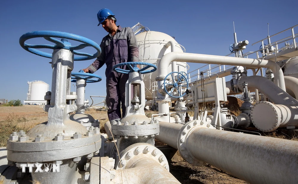 Công nhân vận hành đường ống dẫn dầu ở giếng dầu Bai Hassan, thành phố Kirkuk, Iraq. (Ảnh: AFP/TTXVN)