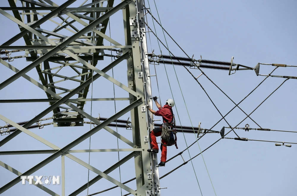 Mạng lưới điện gần Munich, Đức. (Ảnh: AFP/TTXVN)