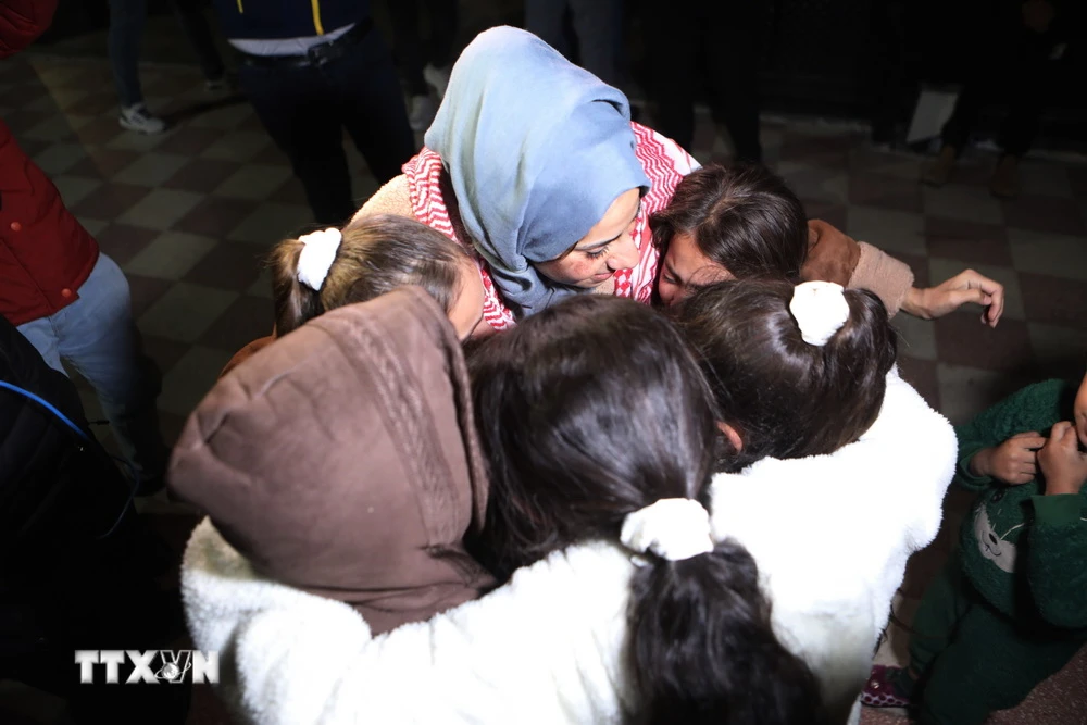 Tù nhân Palestine gặp lại gia đình sau khi được Israel trả tự do ở thành phố Hebron, Khu Bờ Tây ngày 29/11/2023. (Ảnh: THX/TTXVN)