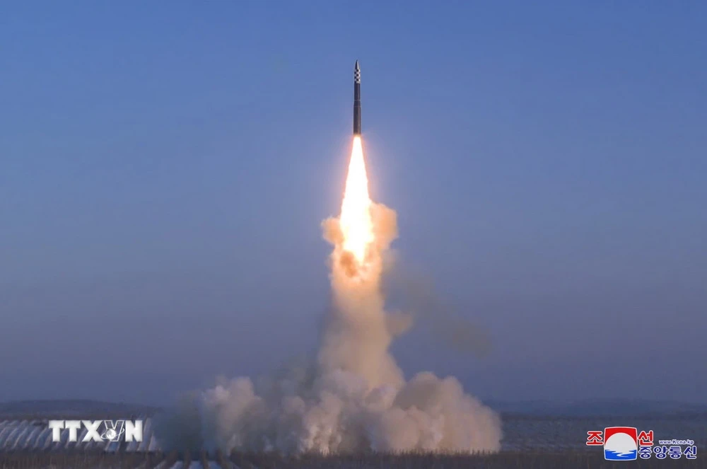Vụ phóng tên lửa đạn đạo liên lục địa (ICBM) Hwasong-18 của Triều Tiên, ngày 18/12/2023. (Ảnh: KCNA/TTXVN)
