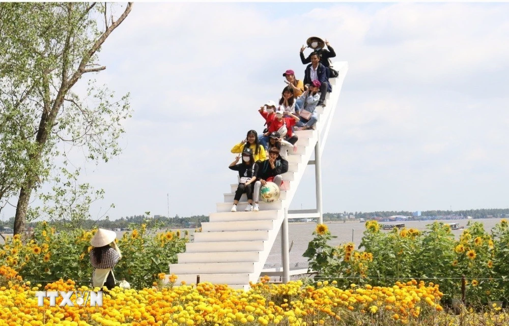 Du khách tham quan du lịch tại cồn Phụng, xã Tân Thạch, huyện Châu Thành, tỉnh Bến Tre. (Ảnh: Huỳnh Phúc Hậu/TTXVN)