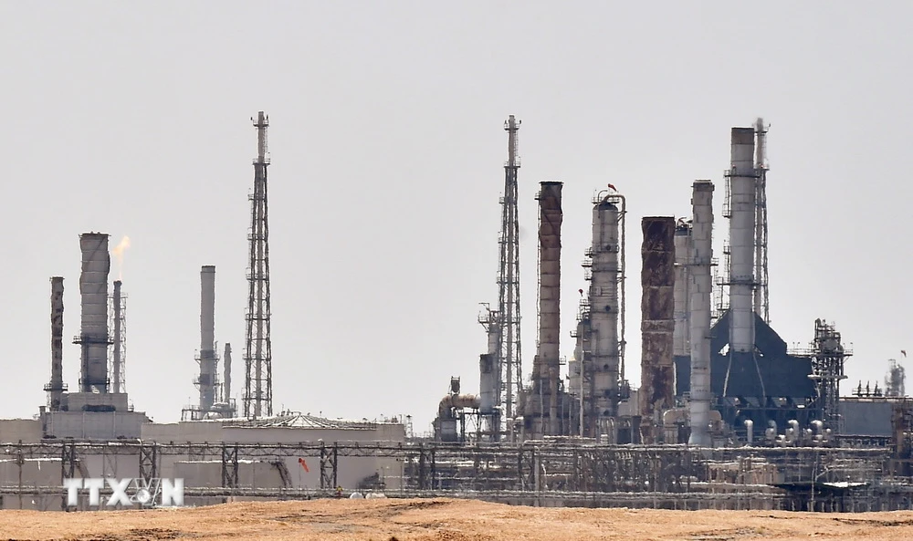 Một sơ sở lọc dầu tại al-Khurj, Saudi Arabia. (Ảnh: AFP/TTXVN)