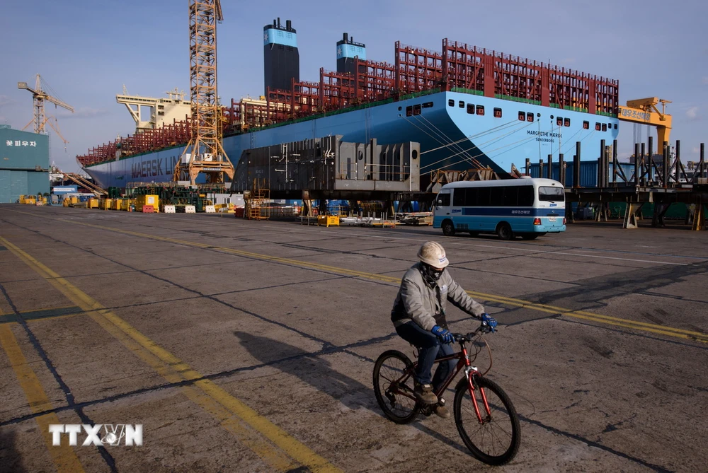 Một tàu chở hàng container đang được đóng mới tại xưởng đóng tàu của Daewoo DSME ở Okpo. (Ảnh: AFP/TTXVN)